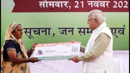 The scheme was launched at a programme in Manesar during which the CM Khattar distributed golden cards to 13 beneficiaries with Kanta Devi of Khoh village being the first to get her card. (Parveen Kumar/HT Photo)