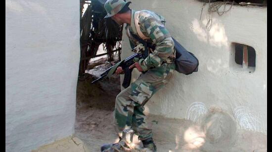 A security personnel during an anti-Maoist operation. (Samir Mondol/ HT File Photo)
