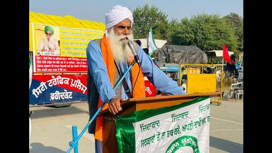 Bharti Kisan Union (Ekta Sidhupur) president Jagjit Singh Dallewal addressing farmers during the protest on the Faridkot-Amritsar road on Sunday. (Sanjeev Kumar/HT)