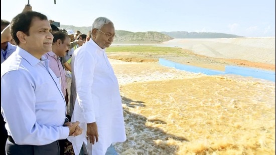 The Ganga water supply scheme will pump surplus floodwater of river Ganga to the water-stressed cities for drinking purposes. (File Photo by Santosh Kumar /Hindustan Times)