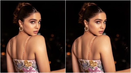 कमर के ऊपर बहुरंगी धागों में हैवी एम्बेलिशमेंट के साथ आए आइवरी व्हाइट गाउन में शार्वरी हमेशा की तरह गॉर्जियस लग रही थीं। गाउन में स्लिप डी डिटेल्स, प्लंजिंग नेकलाइन और थाई हाई स्लिट भी था।(Instagram/@sharvari)
