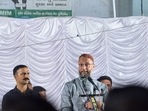 In this picture taken on November 19, 2022, president of the All India Majlis-e-Ittehadul Muslimeen (AIMM) Asaduddin Owaisi (C) speaks at a rally in Jamalpur area of Ahmedabad, ahead of Gujarat assembly elections. (Photo by SAM PANTHAKY / AFP)(AFP) In this picture taken on November 19, 2022, president of the All India Majlis-e-Ittehadul Muslimeen (AIMM) Asaduddin Owaisi (C) speaks at a rally in Jamalpur area of Ahmedabad, ahead of Gujarat assembly elections. (Photo by SAM PANTHAKY / AFP)(AFP)