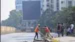 Mumbai, India - November 09, 2022: BMC workers commence repair and maintenance work of Gokhale Bridge, at Andheri, in Mumbai, India, on Wednesday, November 09, 2022. (Photo by Vijay Bate/HT Photo) (HT PHOTO) Mumbai, India - November 09, 2022: BMC workers commence repair and maintenance work of Gokhale Bridge, at Andheri, in Mumbai, India, on Wednesday, November 09, 2022. (Photo by Vijay Bate/HT Photo) (HT PHOTO)