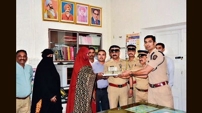 Cops return bag with  ₹15 lakh to two Kenyan women