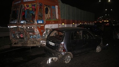 At least 48 vehicles were damaged and more than 20 people suffered injuries in the multi-vehicle accident near Navale bridge in Pune. (RAVINDRA JOSHI/HT)