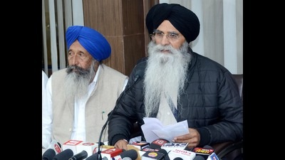 Shiromani Gurdwara Parbandhak Committee president Harjinder Singh Dhami (R) with executive members addressing a press conference on Tuesday, (Photo by Sameer Sehgal /Hindustan Times) (HT Photo)