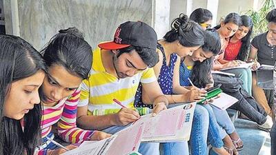 This year, 128,124 seats were available in 329 colleges across the state under the central admission process in the institutes offering engineering and technology (BE/ BTech) courses, and 1,33,076 students applied for the same. (HT PHOTO)