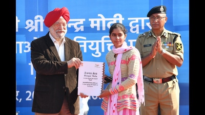 Union minister Hardeep Puri (left) handing over an appointment letter during the rozgar mela at Border Security Force Headquarters, Western Command, Chandigarh, on Tuesday. (Keshav Singh/HT)