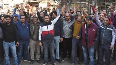 Traders protesting at the Kesar Ganj market in Ludhiana. (HT PHOTO)