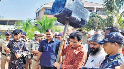 Dapoli, India - Nov. 22, 2022: BJP leader Kirit Somaiya blows a symbolic hammer near the Sai Resort at Murud in Dapoli taluka, India, on Tuesday, November 22, 2022. (HT PHOTO) Dapoli, India - Nov. 22, 2022: BJP leader Kirit Somaiya blows a symbolic hammer near the Sai Resort at Murud in Dapoli taluka, India, on Tuesday, November 22, 2022. (HT PHOTO)