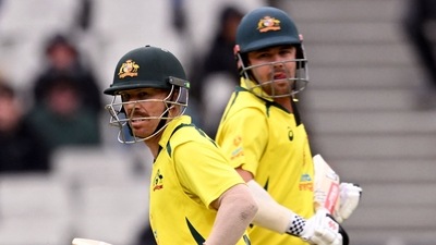 Australia's David Warner (L) and teammate Travis Head (R) take runs from the England bowling during the third one-day international (ODI) cricket match between Australia and England at the MCG in Melbourne on November 22, 2022. (Photo by William WEST / AFP) / --IMAGE RESTRICTED TO EDITORIAL USE - NO COMMERCIAL USE-- (AFP) Australia's David Warner (L) and teammate Travis Head (R) take runs from the England bowling during the third one-day international (ODI) cricket match between Australia and England at the MCG in Melbourne on November 22, 2022. (Photo by William WEST / AFP) / --IMAGE RESTRICTED TO EDITORIAL USE - NO COMMERCIAL USE-- (AFP)