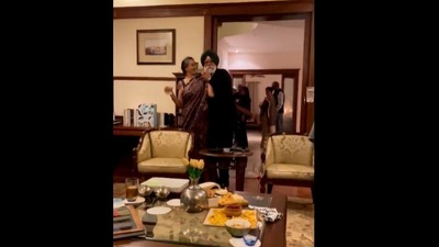 Elderly couple dancing to Lata Mangeshkar's song. (Instagram/@Robin Nakai)
