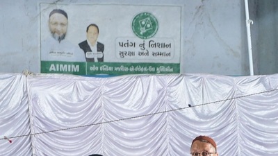 In this picture taken on November 19, 2022, president of the All India Majlis-e-Ittehadul Muslimeen (AIMM) Asaduddin Owaisi (C) speaks at a rally in Jamalpur area of Ahmedabad, ahead of Gujarat assembly elections. (Photo by SAM PANTHAKY / AFP) (AFP)