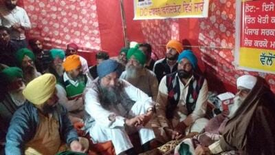 Punjab Vidhan Sabha Speaker and Kotkapura MLA Kultar Singh Sandhwan (centre, in blue turban) with Bharti Kisan Union (Ekta Sidhupur) leader Jagjit Singh Dallewal (extreme right) at the dharna site on the Faridkot-Amritsar highway on Monday night. (Sanjeev Kumar/HT)