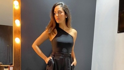 Shahid Kapoor's wife Mira Rajput's classy one-shoulder top and linen pants stuns the internet. (Instagram) Shahid Kapoor's wife Mira Rajput's classy one-shoulder top and linen pants stuns the internet. (Instagram)