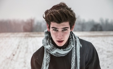 Winter hair friend: Easy winter hair care suggestions (Sebastian Arie Voortman) Winter hair friend: Easy winter hair care suggestions (Sebastian Arie Voortman)