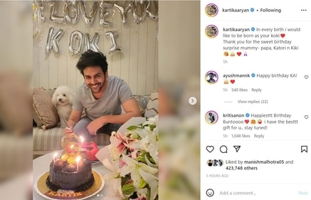 Kartik Aaryan celebrated his birthday at midnight.
