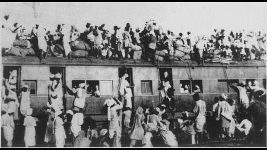 Refugees crowd atop a train leaving New Delhi for Pakistan in 1947. (HT Photo)