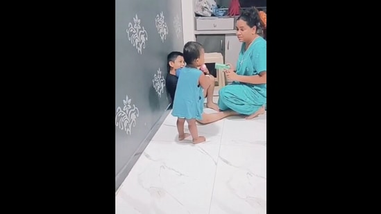 Taken from the Instagram video, the video shows the toddler standing in front of her brother and scolding her mom. (Instagram/@deepakvetal9538)