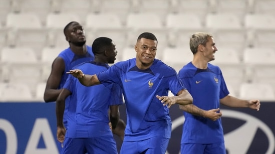 FRA vs AUS Live Score: Francia se enfrenta a Australia en la Copa Mundial de la FIFA 2022, en el estadio Al Janoub de Qatar. (AP) FRA vs AUS Live Score: Francia se enfrenta a Australia en la Copa Mundial de la FIFA 2022, en el estadio Al Janoub de Qatar.