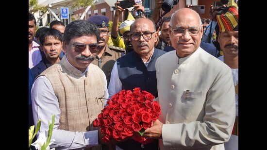 Jharkhand Governor Ramesh Bais being welcomed by Chief Minister Hemant Soren during 22nd foundation day celebrations of the state Assembly. (PTI)