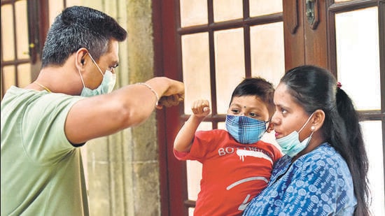 Mumbai, India - November 22, 2022: 3-year-old Nibhish Vaze, first paediatric liver transplant patient, shares light moments with his parents Yogesh and Supriya Vaze, at Wadia Hospital, Parel, in Mumbai, India, on Tuesday, November 22, 2022. (Photo by Anshuman Poyrekar/Hindustan Times) (Hindustan Times)
