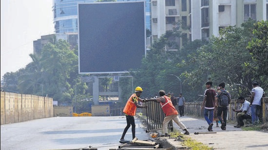 Mumbai, India - November 09, 2022: BMC workers commence repair and maintenance work of Gokhale Bridge, at Andheri, in Mumbai, India, on Wednesday, November 09, 2022. (Photo by Vijay Bate/HT Photo) (HT PHOTO) Mumbai, India - November 09, 2022: BMC workers commence repair and maintenance work of Gokhale Bridge, at Andheri, in Mumbai, India, on Wednesday, November 09, 2022. (Photo by Vijay Bate/HT Photo) (HT PHOTO)
