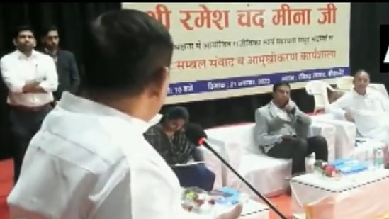 Rajasthan minister Ramesh Meena rebukes Bikaner collector during a review meeting. (Screengrab/ANI video)