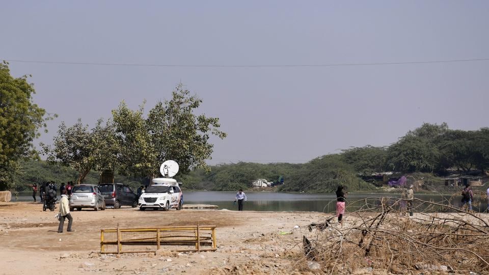 Near the Mahadhudi Pond where Aftab Poonawalla claims to have disposed of the body parts of his girlfriend, Shraddha Walkar, in New Delhi on Tuesday. (ANI) Near the Mahadhudi Pond where Aftab Poonawalla claims to have disposed of the body parts of his girlfriend, Shraddha Walkar, in New Delhi on Tuesday. (ANI)