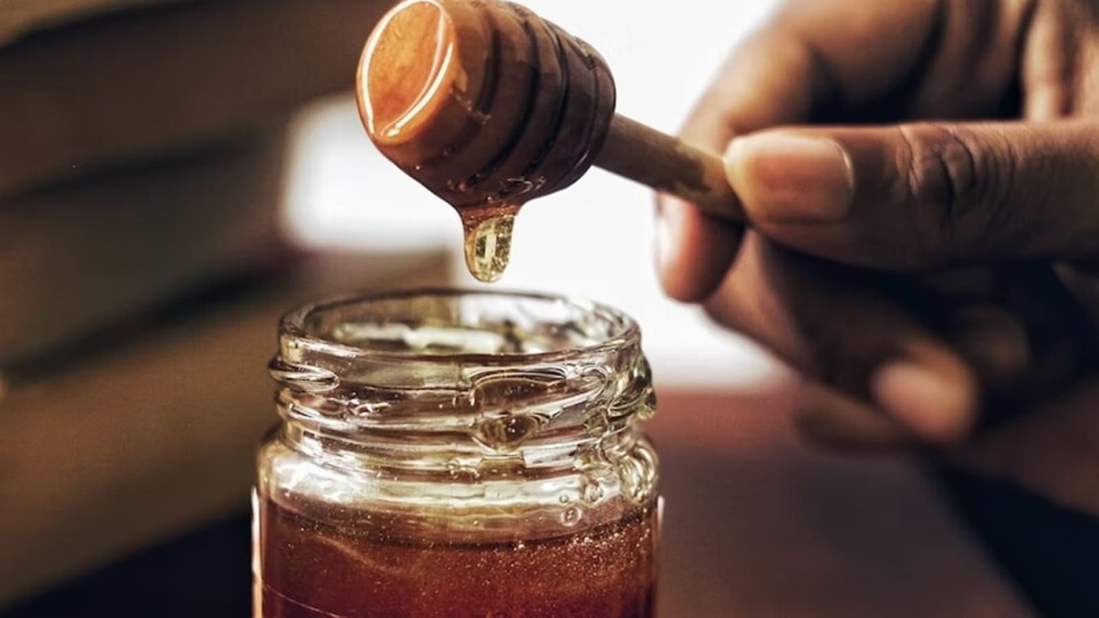 Raw honey vs. regular honey: Benefits, risks, and uses