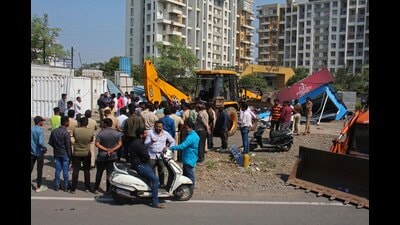 NHAI continues anti-encroachment drive at Navale Bridge on Wednesday. (Ravindra Joshi/HT PHOTO) NHAI continues anti-encroachment drive at Navale Bridge on Wednesday. (Ravindra Joshi/HT PHOTO)