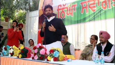 Punjab Congress president Amrinder Singh Raja Warring (centre) addressing a meeting in Ludhiana on Wednesday.