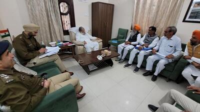 Haryana home minister Anil Vij meeting a delegation led by Haryana farmer leader Gurnam Singh Charuni in Ambala on Wednesday. (HT Photo) Haryana home minister Anil Vij meeting a delegation led by Haryana farmer leader Gurnam Singh Charuni in Ambala on Wednesday. (HT Photo)