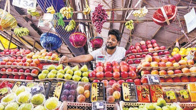 Navi Mumbai, India - November 23, 2022: With the arrival of winter season, prices of oranges, grapes, chikoos, strawberries and other fruits have dropped down by 20% in the last two weeks at MAFCO Market, Turbhe, in Navi Mumbai, India, on Wednesday, November 23, 2022. (Photo by Bachchan Kumar/ HT PHOTO) (HT PHOTO) Navi Mumbai, India - November 23, 2022: With the arrival of winter season, prices of oranges, grapes, chikoos, strawberries and other fruits have dropped down by 20% in the last two weeks at MAFCO Market, Turbhe, in Navi Mumbai, India, on Wednesday, November 23, 2022. (Photo by Bachchan Kumar/ HT PHOTO) (HT PHOTO)