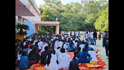 MBBS students and resident doctors at PGIMS, Rohtak, protesting against the Haryana government’s bond policy on Wednesday. (HT Photo) MBBS students and resident doctors at PGIMS, Rohtak, protesting against the Haryana government’s bond policy on Wednesday. (HT Photo)