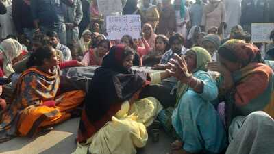 The family carried the deceased’s body to Ambala Cantonment and protested outside Shastri Colony, where home minister Anil Vij’s residence is located, for nearly 30 minutes. (HT Photo)