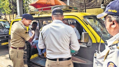 Mumbai, India - November 11, 2022: Traffic police officials seen inspecting if commuters are wearing seat belts in four-wheelers after government made it mandatory for drivers and co-passengers to wear seat belts, near Sion Hospital, in Mumbai, India, on Friday, November 11, 2022. (Photo by Pratik Chorge/Hindustan Times) (Pratik Chorge/HT PHOTO)