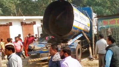 Remains of the tanker that blew up on Hajipur-Muzaffarpur highway. (Santosh Kumar/HT) Remains of the tanker that blew up on Hajipur-Muzaffarpur highway. (Santosh Kumar/HT)