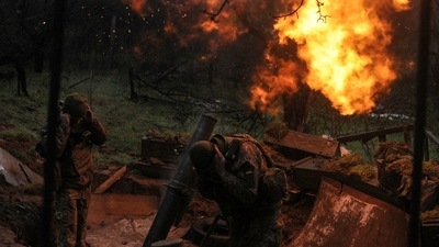 Russia-Ukraine War: Ukrainian servicemen fire a mortar on a front line, as Russia's attack on Ukraine continues, in Donetsk region. (Reuters)