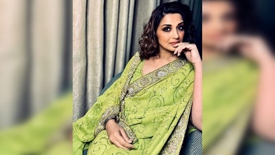 Sonali Bendre accessorised her look with gold jhumkas, bangles and a statement ring. (Instagram/@iamsonalibendre) Sonali Bendre accessorised her look with gold jhumkas, bangles and a statement ring. (Instagram/@iamsonalibendre)