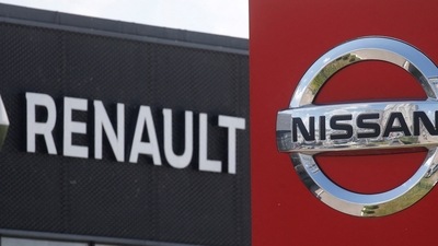The logos of car manufacturers Nissan and Renault are pictured at a dealership. (Reuters)
