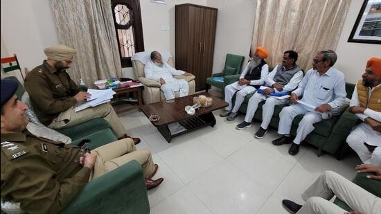 Haryana home minister Anil Vij meeting a delegation led by Haryana farmer leader Gurnam Singh Charuni in Ambala on Wednesday. (HT Photo)