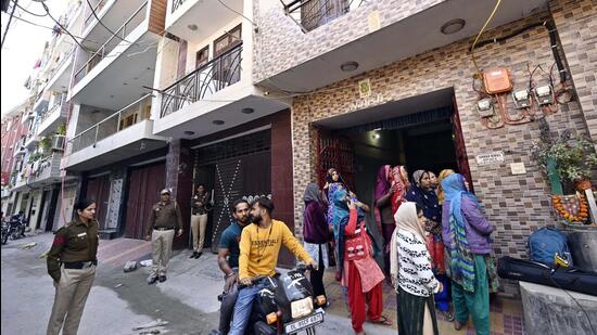 Police identified the man as Keshav Saini, who was caught later. He and his four family members lived on the second-floor of the building in south-west Delhi that turned into a crime scene. (Sanjeev Verma/HT Photo)