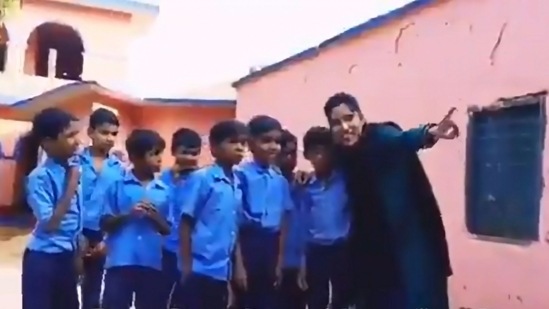 Teacher Khushboo Kumari interacting with students of Bihar's Banka school in a fun way. (Twitter/@DipakKrIAS)
