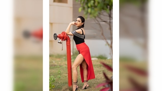 Sara Ali Khan paired her red look with tie-up heels. She decided to let her outfit do all the talking and didn't opt for jewellery.(Instagram/@saraalikhan95)
