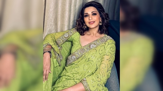 Sonali Bendre opted for bold smokey black eyes and nude lips that complemented her look.(Instagram/@iamsonalibendre)