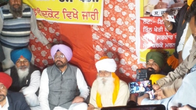 Punjab agriculture minister Kuldeep Dhaliwal with farmer leader Jagjit Singh Dallewal at Tehna village in Faridkot on Thursday. Dallewal ended his fast after Dhaliwal tenders apology for CM’s remark and gives assurance that demands of farmers will be met. (HT photo) Punjab agriculture minister Kuldeep Dhaliwal with farmer leader Jagjit Singh Dallewal at Tehna village in Faridkot on Thursday. Dallewal ended his fast after Dhaliwal tenders apology for CM’s remark and gives assurance that demands of farmers will be met. (HT photo)