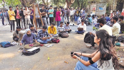 For almost a week, students of JJ School of art have been protesting against the lack of basic infrastructure such as hostels as well as the quality of education due to vacancies of faculty. (Anshuman Poyrekar/HT PHOTO)