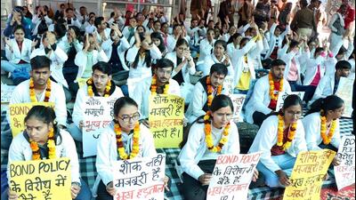 The health services were affected at the Post Graduate Institute of Medical Sciences (PGIMS), Rohtak, on Thursday after MBBS students, who have been protesting against state government’s bond policy, shut down the out-patient department (OPD) and elective surgeries wards. (Manoj Dhaka/ HT) The health services were affected at the Post Graduate Institute of Medical Sciences (PGIMS), Rohtak, on Thursday after MBBS students, who have been protesting against state government’s bond policy, shut down the out-patient department (OPD) and elective surgeries wards. (Manoj Dhaka/ HT)
