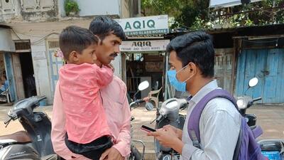 A volunteer speaking to a participant during the survey. (HT PHOTO) A volunteer speaking to a participant during the survey. (HT PHOTO)